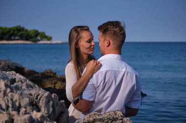 Aşık bir çift kumsalda romantik anlar yaşıyor.