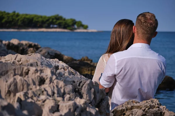 Aşık bir çift kumsalda romantik anlar yaşıyor. — Stok fotoğraf