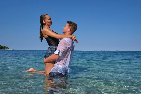 Para zakochanych ma romantyczne chwile czułości na plaży - You — Zdjęcie stockowe