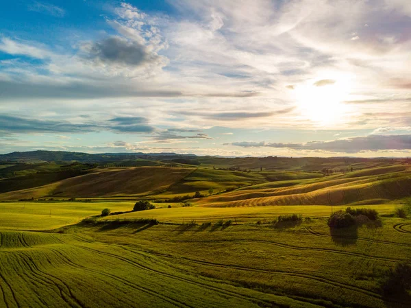 Tuscany platteland heuvels, schitterende luchtfoto in het voorjaar. — Stockfoto