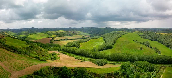 Tuscany platteland heuvels, schitterende luchtfoto in het voorjaar. — Stockfoto