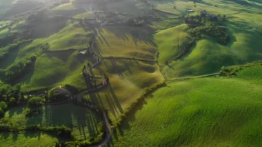İtalya 'da Toskana' nın güzel manzarası. Beyaz yol boyunca selvi ağaçları.