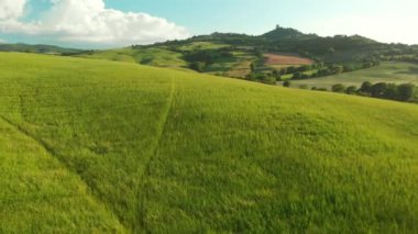 Tuscany kırsal hills, Bahar hava görünümünü çarpıcı.