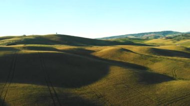 Tuscany kırsal dolambaçlı yol bahar sezonu - İtalya şaşırtıcı havadan görünümü.