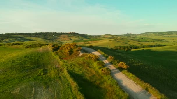 トスカーナの田園地帯の丘 春に空撮を見事な — ストック動画