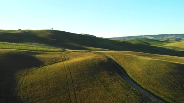 春シーズン イタリアのトスカーナの田園地帯の曲がりくねった道の素晴らしい空撮 — ストック動画