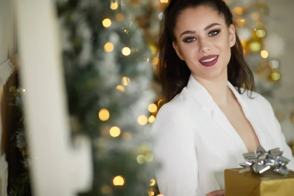 Lächelnde junge Frau mit Weihnachtsgeschenkbox kurz vor Weihnachten — Stockfoto