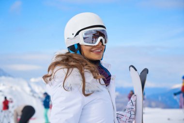 Kadın kış sporlarından sonra dinleniyor. 