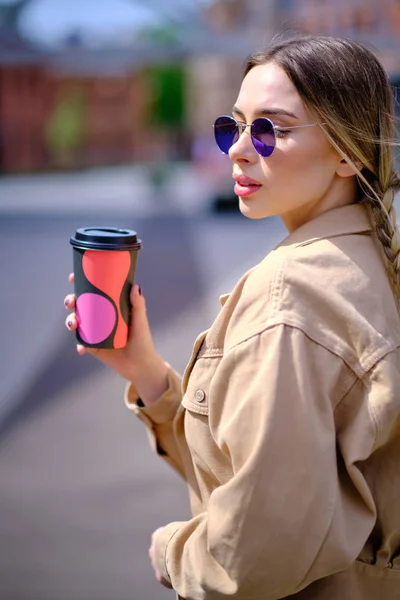 Hübsches Mädchen sitzt auf der Straße mit Morgenkaffee — Stockfoto
