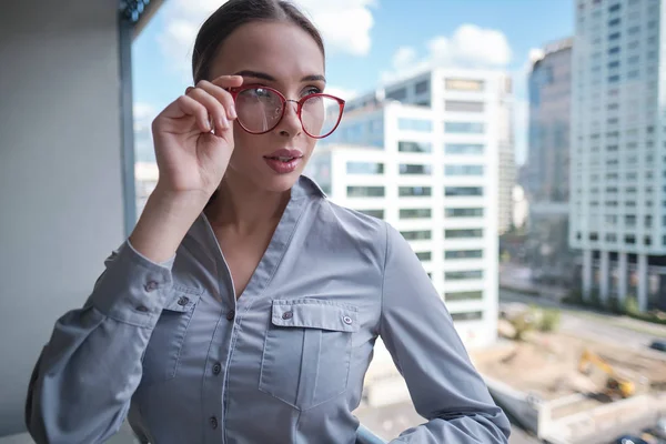 Beautiful business woman on the background of the modern office — Stock Photo, Image