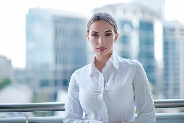 Belle femme d'affaires sur le fond du bureau moderne — Photo