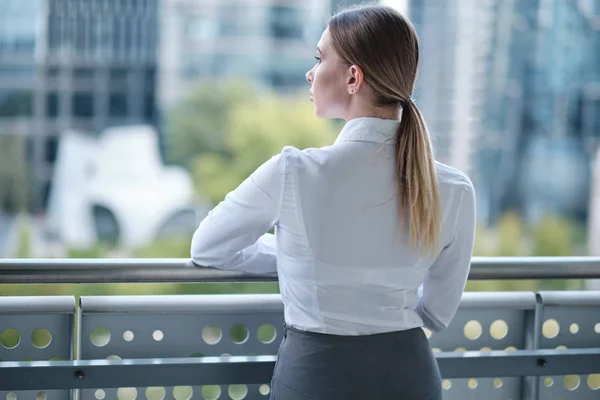 Schöne Geschäftsfrau vor dem Hintergrund des modernen Büros — Stockfoto