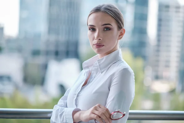 Mulher de negócios bonita no fundo do escritório moderno — Fotografia de Stock