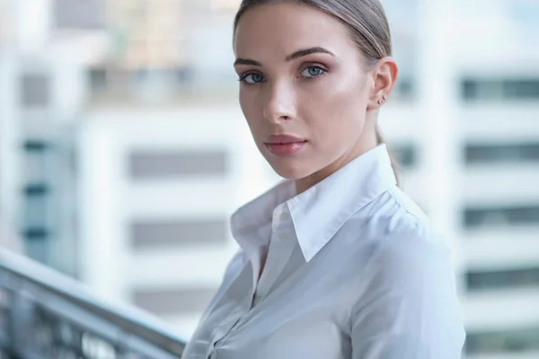 Krásná obchodní žena na pozadí moderní kanceláře — Stock fotografie