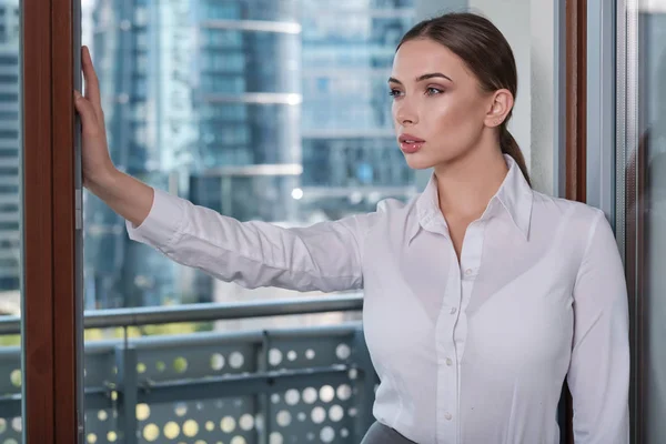 Beautiful business woman on the background of the modern office — Stock Photo, Image