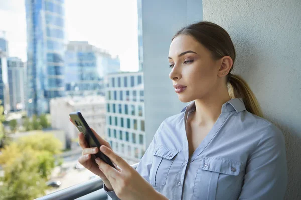 Bella donna d'affari sullo sfondo dell'ufficio moderno — Foto Stock