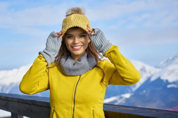 Όμορφη χαμογελαστή νεαρή γυναίκα σε χειμερινό υπαίθριο χώρο. Χειμερινή περίοδος — Φωτογραφία Αρχείου
