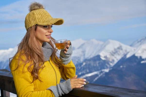 Kobieta pije ciepłą herbatę w rustykalnym drewnianym tarasie na górze — Zdjęcie stockowe