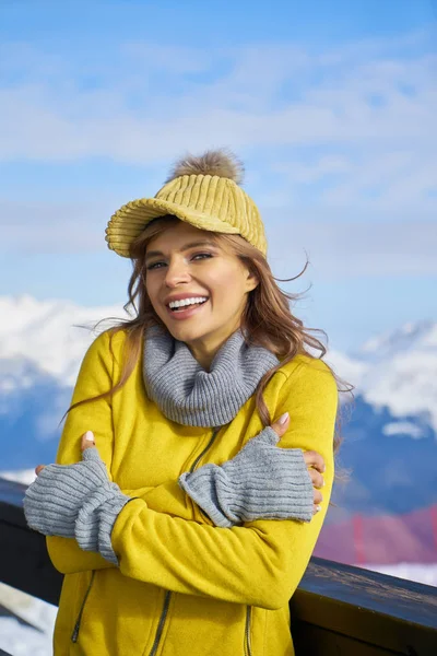 Hermosa mujer joven sonriente en invierno al aire libre. Conc invierno — Foto de Stock