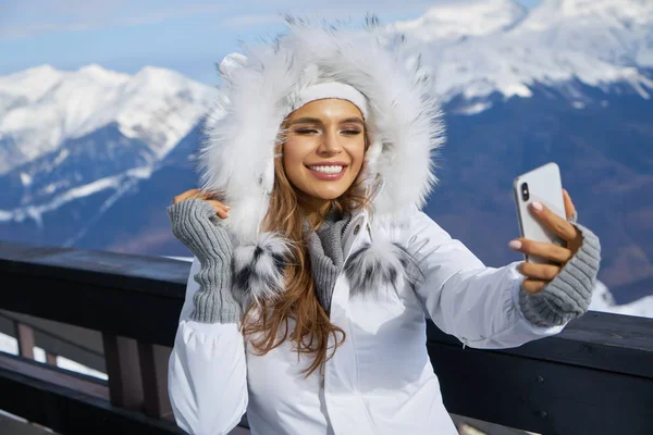 Kobieta z aparatem fotograficznym na smartfonie selfie na górze buzi — Zdjęcie stockowe