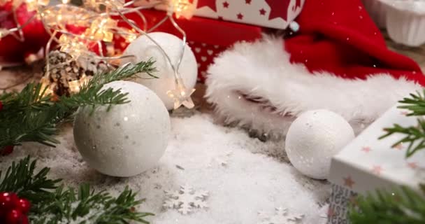 Caja Regalo Navidad Roja Con Nieve Que Cae Pino Decorado — Vídeos de Stock