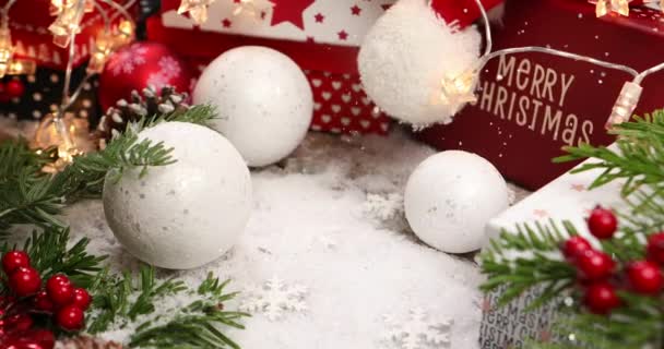 Червона Різдвяна Коробка Падінням Снігу Барвистим Декорованим Сосневим Деревом Задньому — стокове відео