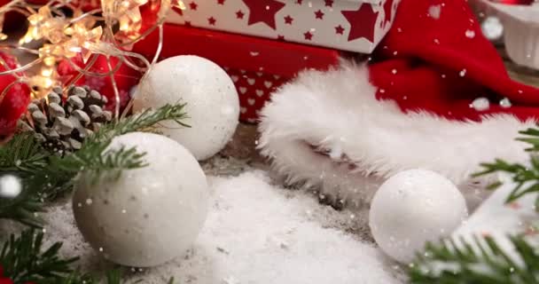Rote Weihnachtsgeschenkschachtel Mit Fallendem Schnee Und Bunt Geschmückter Kiefer Hintergrund — Stockvideo