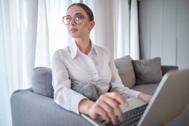 bir ev ofisinde çalışan kadın - sosyal medya etkisi, blogger