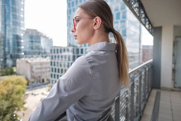 Hermosa mujer de negocios en el fondo de la oficina moderna — Foto de Stock