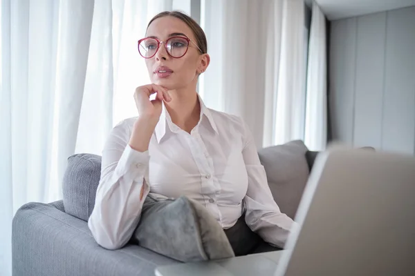 Mujer que trabaja en una oficina en casa - influencia de las redes sociales, blogger —  Fotos de Stock