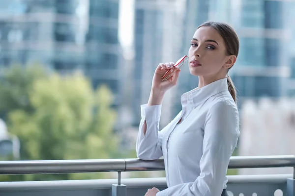 Hermosa mujer de negocios en el fondo de la oficina moderna —  Fotos de Stock