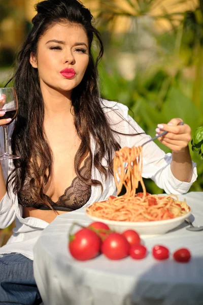 Hermosa mujer en vestido de verano come pasta de espaguetis Italia con — Foto de Stock