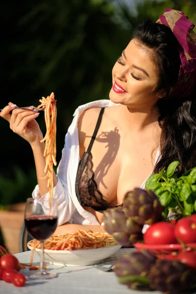 Hermosa mujer en vestido de verano come pasta de espaguetis Italia con —  Fotos de Stock