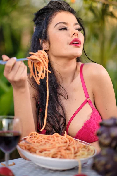 Hermosa mujer en ropa interior come pasta de espaguetis Italia con —  Fotos de Stock