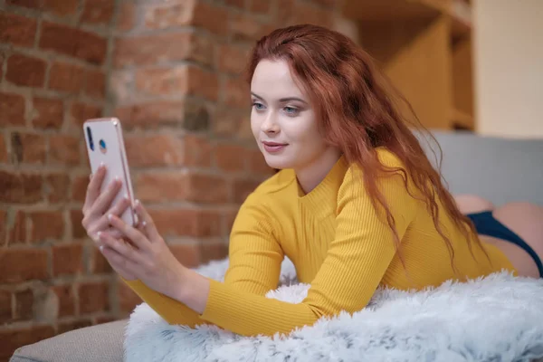 Mujer tomando una selfie con un batido usando un teléfono móvil para h — Foto de Stock