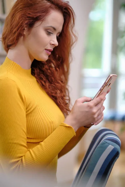 Donna che prende un selfie con un frullato utilizzando un telefono cellulare per h — Foto Stock