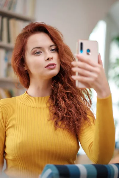 Donna che prende un selfie con un frullato utilizzando un telefono cellulare per h — Foto Stock