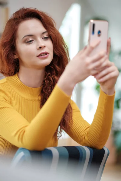 Donna che prende un selfie con un frullato utilizzando un telefono cellulare per h — Foto Stock