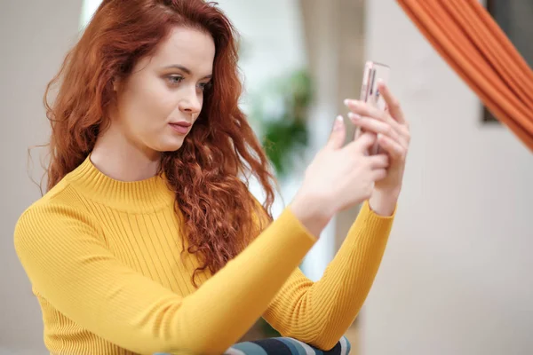 Donna che prende un selfie con un frullato utilizzando un telefono cellulare per h — Foto Stock