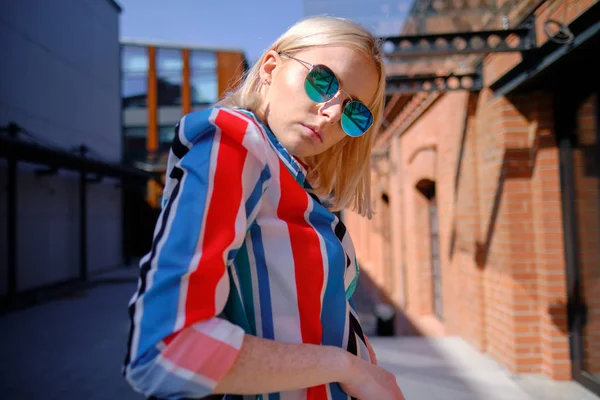 GIRL em um passeio na cidade em uma camisa colorida — Fotografia de Stock