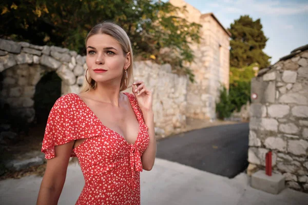 Beautiful woman with blue dress smiling to the camera. Summer ho — Stockfoto