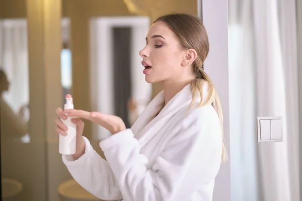 Young woman with flawless skin, applying moisturizing cream on h — Stock Photo, Image