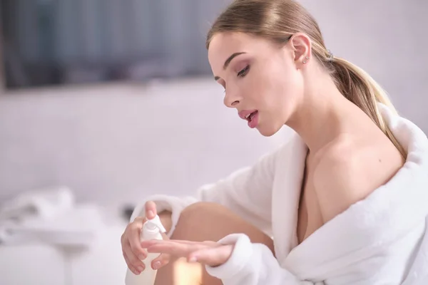 Young woman with flawless skin, applying moisturizing cream on h — Stock Photo, Image