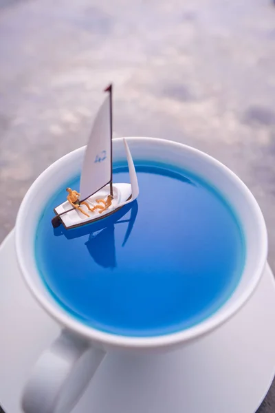 Miniaturní lidé, veslařská loď v oceánu v poháru. Použití obrázku fo — Stock fotografie