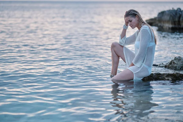 해변에서 포즈를 취하는 여자에게 어울린다 바다를 포즈를 취하는 운동화 여름에 — 스톡 사진