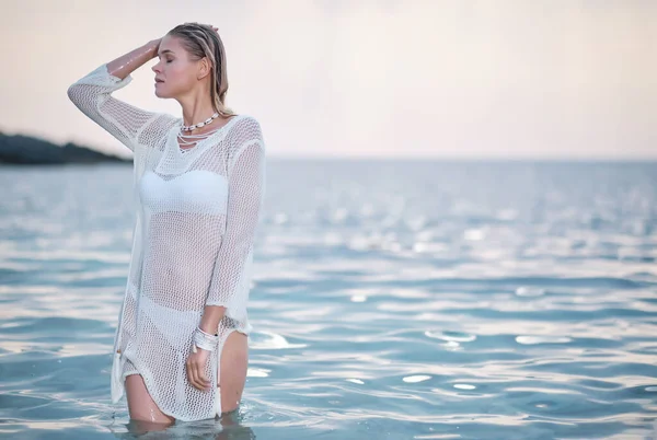 Mujer Forma Posar Playa Mujer Aspecto Elegante Posando Junto Mar — Foto de Stock