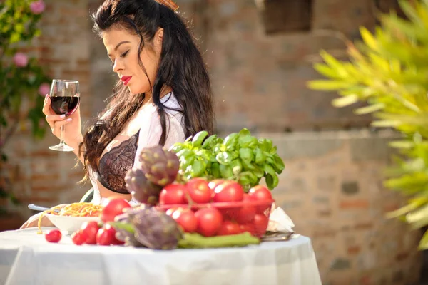 Gesunde Biologische Lebensmittel Italien Köchin Frau Mit Roten Lippen Essen — Stockfoto