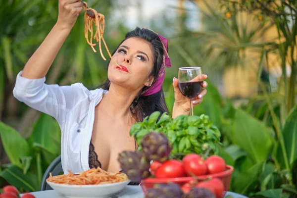 Gesunde Biologische Lebensmittel Italien Köchin Frau Mit Roten Lippen Essen — Stockfoto