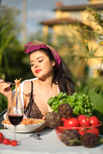 Comida Orgánica Saludable Italia Chef Mujer Con Labios Rojos Comer —  Fotos de Stock