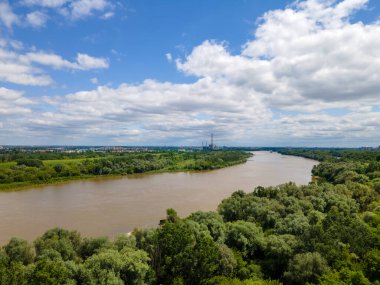Varşova 'daki Vistula Nehri manzarası. Uzakta bir elektrik santrali.